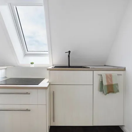 아파트 Apartment With Lake View, Private Garden And Wi-Fi